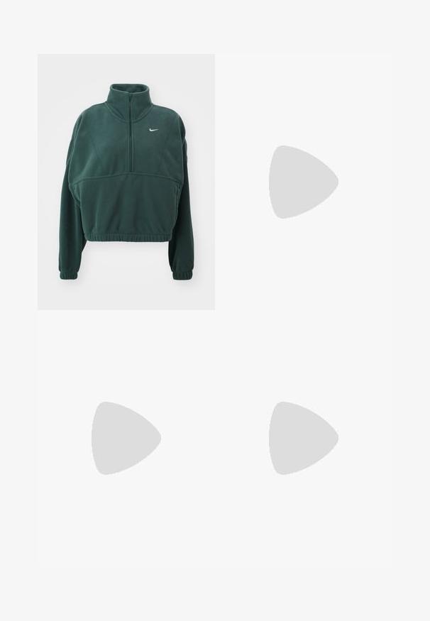 Nike Performance ONE  - Suéter de forro polar - vintage green/white; Falda caqui con un patrón de camuflaje, fabricada en un material suave, con cintura elástica y dos bolsillos laterales.; Zapatillas ligeras con una parte superior de malla en beige y crema, que cuentan con un prominente logotipo "N", suela acolchada y acentos texturizados.; Bolso de ante beige con un asa de tela fruncida, dos bolsillos frontales con cierres ajustados y sutiles acentos de textura.