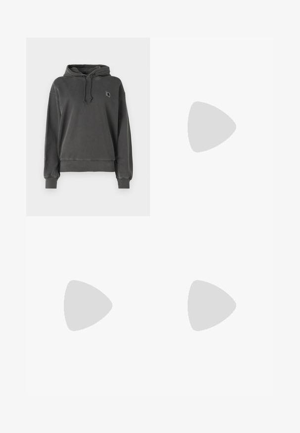 Carhartt WIP HOODED NELSON - Športni pulover - graphite; Široke kavbojke iz temno modrega denima. Visok pas z zadrgo in gumbom. Klasičen pet-žepni stil in obrobljeni robovi.; Svetlozelene teniske z teksturirano površino, ki vsebujejo tri bele črte, smetanasto gumijasto podplat in vezalni design. Nosi se z svetlimi nogavicami.; Bela torbica za rame z teksturirano površino, osrednjo sponko in ukrivljenim oblikovanjem. Zadrge na obeh straneh.