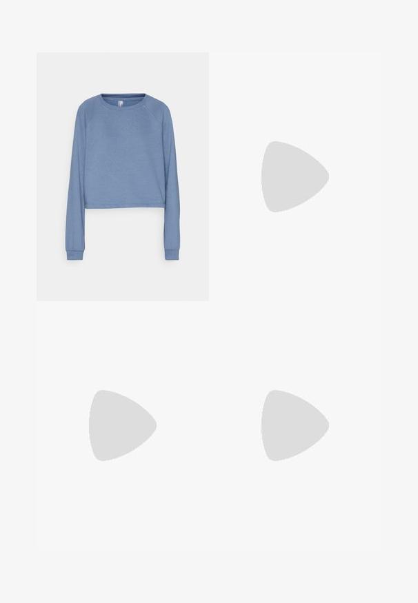 Lyseblå cropped sweatshirt laget av myk stoff med lange raglan-ermer og rund hals. Har ribbestrikkede mansjetter og loddrett.; Svart ribbet crop-top med høy hals og brede ermehull, i mykt og stretchy stoff for komfort og med sømløst design.; Marineblå leggings laget av elastisk stoff, med høy midje og en sidelomme. Jevn tekstur med en tettsittende design.; Svarte joggesko med strukturert overdel, hvit såle og grå aksenter, plassert på en svart kettlebell med blå stripe, mot en nøytral bakgrunn.