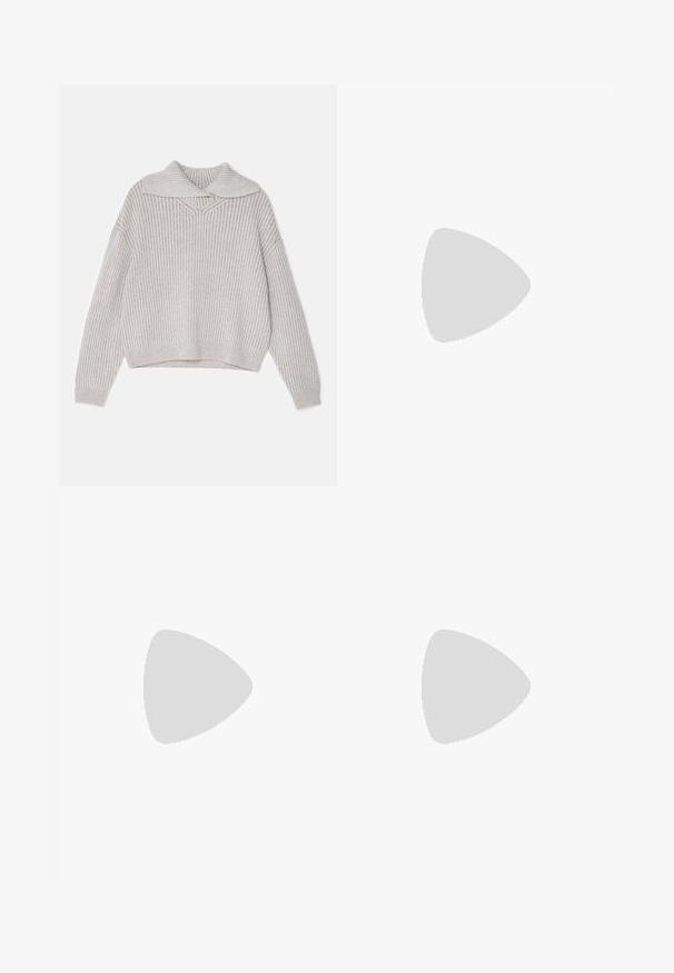 Filippa K COLLAR - Strikkegenser - beige/white; Sorte vide bukser med jevn tekstur, skreddersydd linning og frontlommer, designet med en slank, moderne silhuett.; Svarte lær sandaler med hæl og ankelrem. Har firkantet tå, glatt tekstur og firkantet blokkhæl prydet med sølvnitter.; Svart skinn crossbody veske med to frontlommer, gyldne spenner, glidelåslukking og en slank stropp. Teksturert overflate og kompakt rektangulær form.
