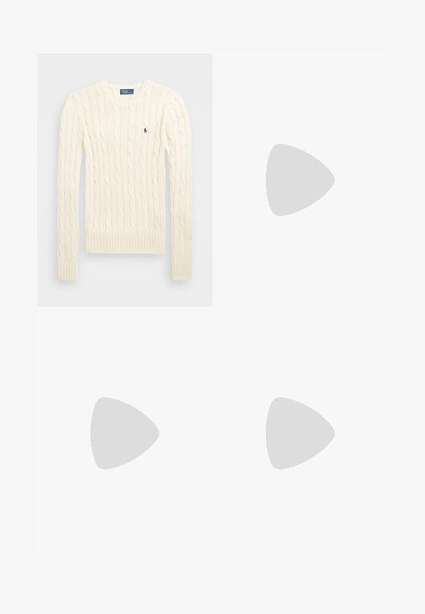 Pulover crem tricotat cu cablu, cu mâneci lungi, manșete și tiv ribdate, având un mic logo brodat pe pieptul stâng.; Jeans din denim de un albastru deschis, cu croi drept, design cu cinci buzunare și închidere cu buton. Prezintă decolorări subtile și cusături accentuate de culoare portocalie.; Botine bej din suede cu o textură moale, detalii cusute și o talpă din cauciuc, având un călcâi cu buclă pentru o utilizare ușoară.; Geantă tote din suede maro, cu două mânere lungi, caracterizată printr-o textură netedă, un design simplu și fără accesorii sau elemente metalice vizibile.