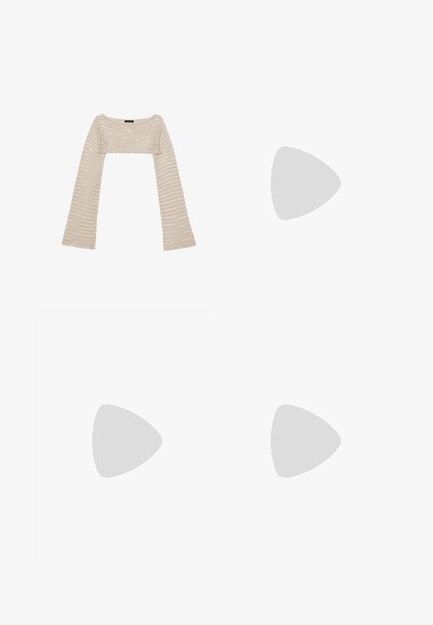 Even&Odd Stickad tröja - beige; Denimshorts i ljusblått med midjeband och bälteshällor, fem fickor och en lätt urblekt finish för en sliten look.; Bershka Sandaletter - black; Svart lackläderhandväska med en rundad form, en axelrem, framfickor och detaljer i silverfärg.