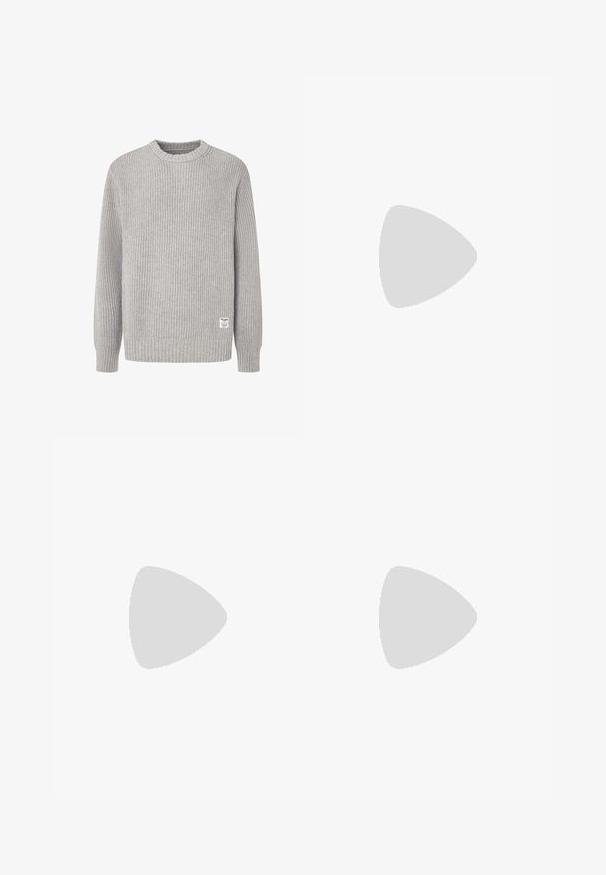 Szary sweter z prążkowanym wzorem, z długimi rękawami, okrągłym dekoltem i małą metką marki na dole z lewej strony. Wykonany z miękkiego, teksturowanego materiału dzianinowego.; Jasnoniebieskie dżinsy o prostym kroju, wysokim stanie i minimalnych detalach szycia. Materiał ma miękką, lekko wyblakłą teksturę.; Białe skórzane sneakersy z perforacjami, okrągłym noskiem, płaską podeszwą i grubymi sznurówkami, z widocznym logo swoosh i napisem „AIR” na pięcie.; Czarna torba z materiału o fakturowanym, pikowanym wzorze. Owalny kształt, krótkie, grube rączki oraz miękka, elastyczna struktura.
