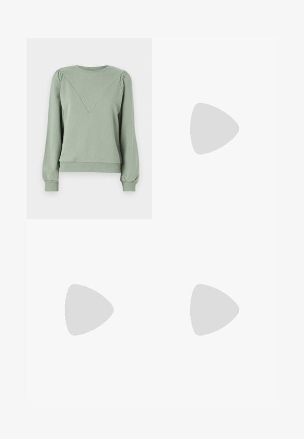No se generó texto alternativo.; Pantalones de rayas gris con un corte de pierna ancha, que cuentan con un cierre de botón y una textura sutil. Diseño entallado para un ajuste estructurado.; Zapatilla blanca hecha de material sintético liso, con puntera redondeada, diseño de cordones, suela plana y sutiles detalles perforados.; Bolso tote de ante marrón con una textura suave, que presenta una sola correa para el hombro y una sutil apertura curva en la parte superior. Sin detalles de herrajes visibles.