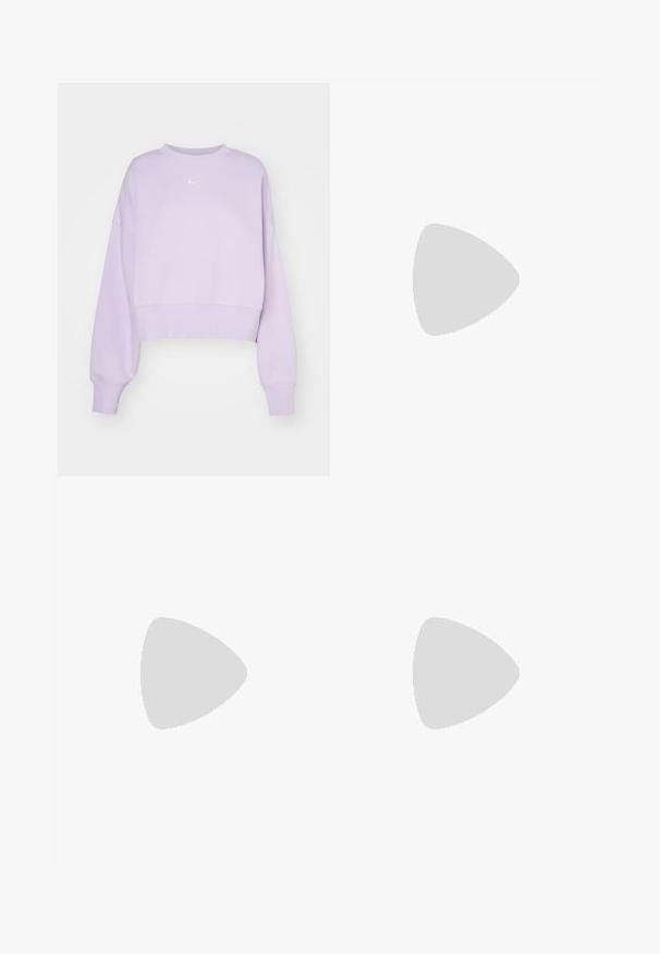 Nike Sportswear CREW - Felpa - violet mist; Pantaloni in denim nero con cuciture bianche a contrasto, cinque tasche e una targhetta sul lato. Vestibilità standard, design a gamba dritta.; Scarpe sportive bianche con sovrapposizioni in rete e sintetico, con un logo Nike argentato, abbinate a calzini bianchi a coste su una superficie blu.; Orecchini a cerchio in argento con una finitura liscia e lucida. Forma rotonda e chiusura a scatto sicura. Design leggero adatto per l'uso quotidiano.
