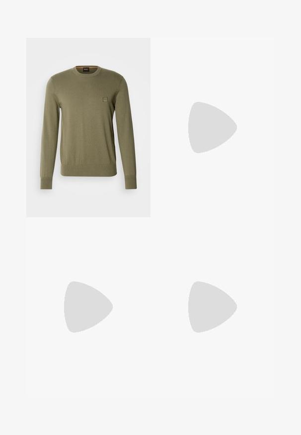 Maglione verde oliva a maniche lunghe, con collo rotondo, polsini e orlo a coste, caratterizzato da una sottile etichetta con logo sul petto in formato quadrato.; T-shirt bianco in cotone con collo rotondo, maniche corte e un logo a rilievo discreto sul petto. L'etichetta interna ha un accento arancione.; Pantaloni neri su misura con taglio dritto. Realizzati in tessuto liscio, presentano una parte anteriore piatta, passanti per cintura e due tasche laterali.; Sneaker bianca in pelle con accenti in suede beige, caratterizzata da una punta rotonda, chiusura con lacci e suola in gomma marrone, con il nome del marchio "BOSS".; Borsa a secchiello nera realizzata in materiale sintetico testurizzato. Presenta due manici e una tracolla regolabile. Design semplice senza motivi visibili.