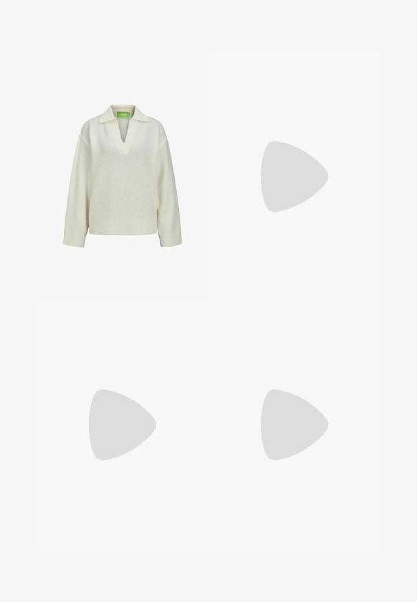 Pullover bianco lavorato a maglia con scollo a V e colletto, dotato di maniche lunghe e orlo a costine. L'etichetta mostra il marchio verde "JJXX".; Gonna midi plissettata in tessuto giallo chiaro, con una vita elasticizzata e un legaccio, texture liscia e righe verticali per un tocco di dettaglio.; Nike Sportswear FIELD GENERAL - Sneakers basse - off-white/black; Borsa a mano beige realizzata in materiale morbido, caratterizzata da un design morbido, dettagli cuciti e due manici. Adatta per l'uso quotidiano.