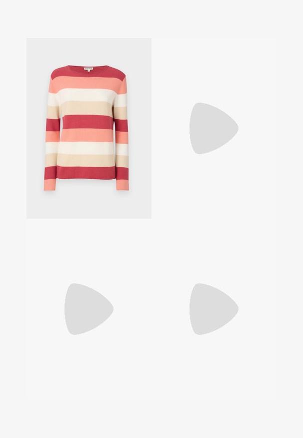 Ribade poolt kootud kapuutsiga särk, mis on valmistatud punase, roosa, beeži ja kreemi varjundites. Omab pikki varrukaid ja ümmargust kaelust pehme, kootud tekstuuriga.; Mustad laiad püksid, millel on tekstureeritud kangas, elastne vöökoht ja eemaldatav pael vööst, et reguleerida sobivust.; Must mustaapp, millel on terav nina ja madal blokk-kand. Omab pahkluu rihma koos kuldse tooni pandlaga. Sile tekstuur.; Must musta kott, millel on struktureeritud kuju, sile tekstuur ja metallist klamber. Kombineeritud laiate mustade pükstega ja avatud varvaste sandaalidega puidust põrandal.