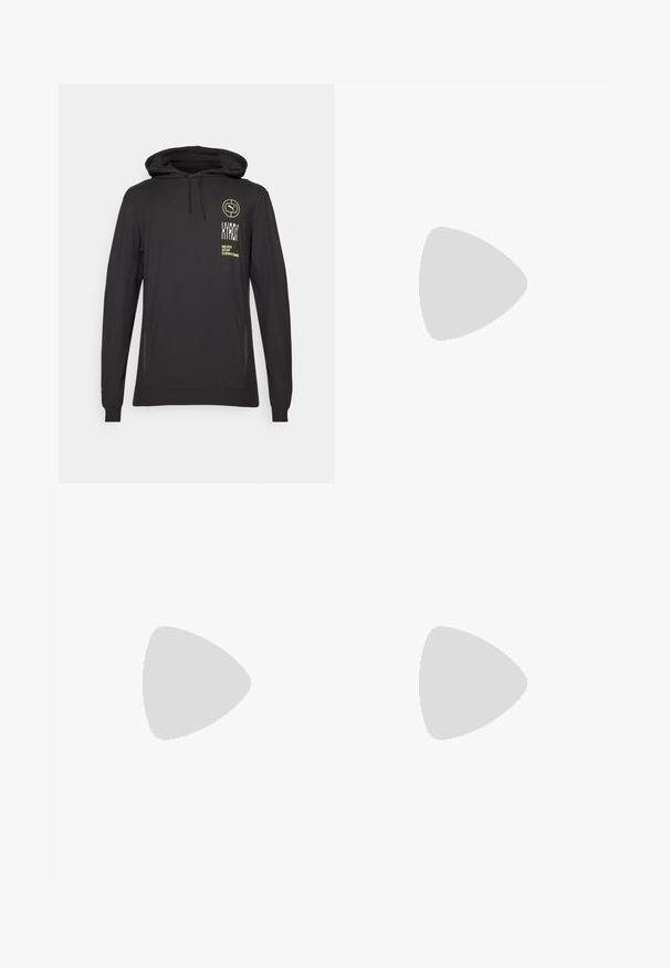 Schwarzer Langarm-Hoodie aus weichem Stoff mit grünem Logo und Textdruck auf der Vorderseite, verstellbarem Kordelzug und Seitennahtschlitzen.; Graue Baumwoll-Loungehosen mit elastischem Bund, Kordelzug und zwei seitlichen Taschen; gerader Schnitt, weiche Textur, ohne Muster.; Beige Wildleder-Ankle-Boot mit schwarzem gepolstertem Kragen, goldenen Metallösen, weißen Nähdetalben und einer robusten Gummisohle mit ausgeprägtem Profil.; Sonnenbrille mit einem schlanken, hellgrauen Kunststoffrahmen, umschließendem Design, dunklen Gläsern und einer glatten Oberfläche. Mit minimaler Markenkennzeichnung an der Seite.