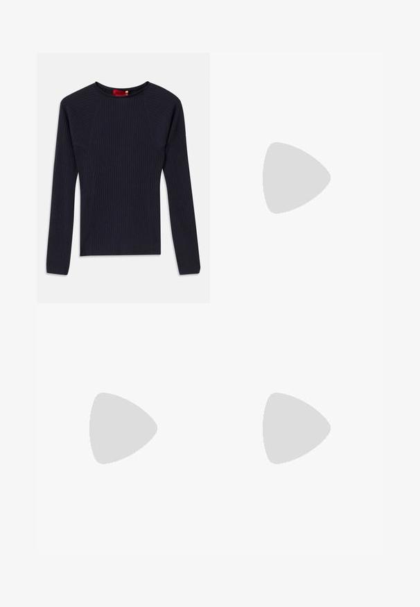 Temno modra, dolga ženska pulover z rebrastim vzorcem, okroglim izrezom in oprijetim krojem.; Črne razširjene kavbojke iz denima, ki vključujejo klasično zasnovo s petimi žepi, zapiranje na gumb in diskretne šive ob šivih.; Paul Smith TOPANGA - Balerinke - black; Mornarska usnjena torbica z dvema dolgima ročajema, dodatkom z zaponko in pritrjeno ključavnico. Ima gladko teksturo in pravokotno obliko.