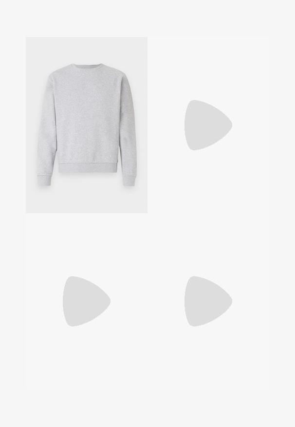 Felpa grigia realizzata in tessuto morbido, con collo a giro, maniche lunghe e polsini e bordo a costine. Design semplice senza loghi o fantasie.; Polo shirt blu navy in cotone con maniche corte, chiusura a due bottoni, rifiniture rosse sulle maniche e logo ricamato sul petto.; Jeans in denim blu chiaro con design a gamba dritta, stile a cinque tasche e cuciture a contrasto. Chiusura con bottone e zip in vita.; Sneaker bianco con accenti neri e grigi, dotata di una punta grigia testurizzata, suola in gomma nera e lacci bianchi piatti. Design pulito, stile minimalista.