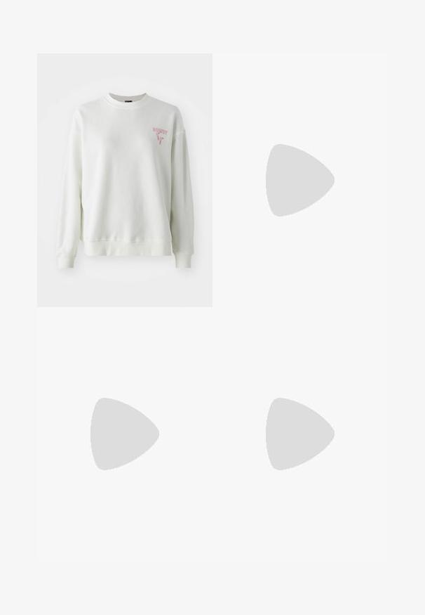 Witte sweatshirt met een ronde hals, lange mouwen en geribbelde manchetten. Voorzien van roze "HOWDY"-tekst op de linkerborst. Gemaakt van zacht katoen.; Witte atletische broek met wijde pijpen, een geribde tailleband en subtiele logodetails. Soepele stof met een relaxte pasvorm en taps toelopende zoom.; Witte platform sneakers met een gladde leren bovenkant, afgeronde vorm, gewatteerde kraag en een gestructureerde rubberen zool met duidelijke profiel.; Beige handtas gemaakt van zacht materiaal, met een slonzig ontwerp, gestikte details en twee schouderbanden. Geschikt voor dagelijks gebruik.