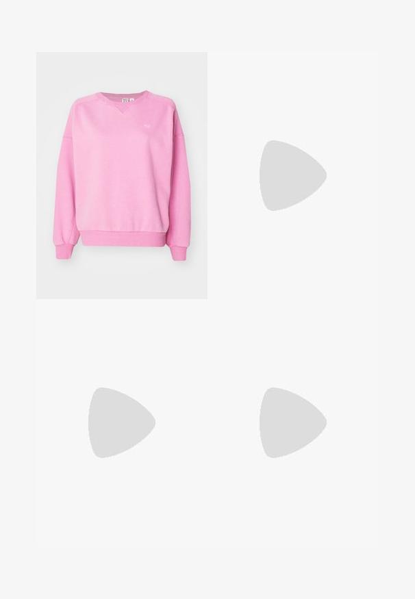 Rosa sweatshirt i mjukt, texturerat tyg. Har en V-ringning, nedfallna axlar samt ribbade manschetter och mudd. Diskret logotypdetalj på bröstet.; Bruna fleecebyxor med ett heltäckande svart leopardmönster, med elastisk midja och en avslappnad, vid benkonstruktion.; Grön bomberjacka över en ljusgul polo, vidd med lösa blå jeans och vita sneakers. Snygga tyger, avslappnad passform, minimal hårdvara.; Svart, zippered crossbody-väska i slätt material, med en platt form, en enkel rem och en liten logotypaccent. Minimalistisk design.; Silverfärgade hoopörhängen med en slät, polerad yta. Rund form och säker klickstängning. Lättviktig design som passar för vardagligt bruk.