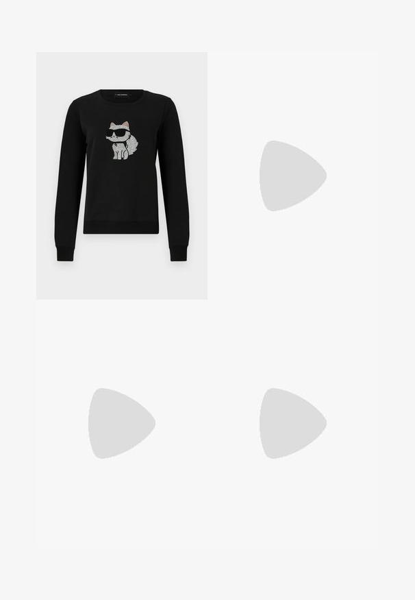 Svart genser med kattemotiv laget av rhinestones, som har på seg solbriller. Utringningen er crew-style, med ribbestrikkede mansjetter på ermene.; Sorte bukser med rett snitt, glatt tekstur, og en linning med en enkelt knappelukking. Ingen synlige mønstre eller detaljer.; Svart skinnhæl med spiss tå, ankelrem og tynn hæl. Glatt tekstur med gullakzent ved hælbasen.; Beige lærveske med en strukturert, trekantet form, som har et sølvfarget kjedehåndtak og en skrifttype-logo i metall.