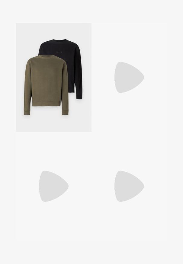 Na wystawie znajdują się dwa swetry z okrągłym dekoltem: jeden w oliwkowym zielonym kolorze, a drugi w czarnym. Oba mają haftowane logo w tonacji na klatce piersiowej oraz ściągacze u rękawów.; Czarne dżinsy o prostym kroju nogawki, klasyczny pięć kieszeniowy design oraz zapięcie na guzik w talii. Gładka tekstura i trwały materiał.; Beżowe sneakersy z teksturowanym zamszowym przodem, gładkimi skórzanymi bokami i brązową gumową podeszwą. Zawierają sznurówki oraz subtelne detale w dwóch kolorach.; Czarna skórzana torba na ramię z zamkiem błyskawicznym, wytłoczone logo na przodzie i regulowanym paskiem. Gładka tekstura w prostokątnym kształcie.