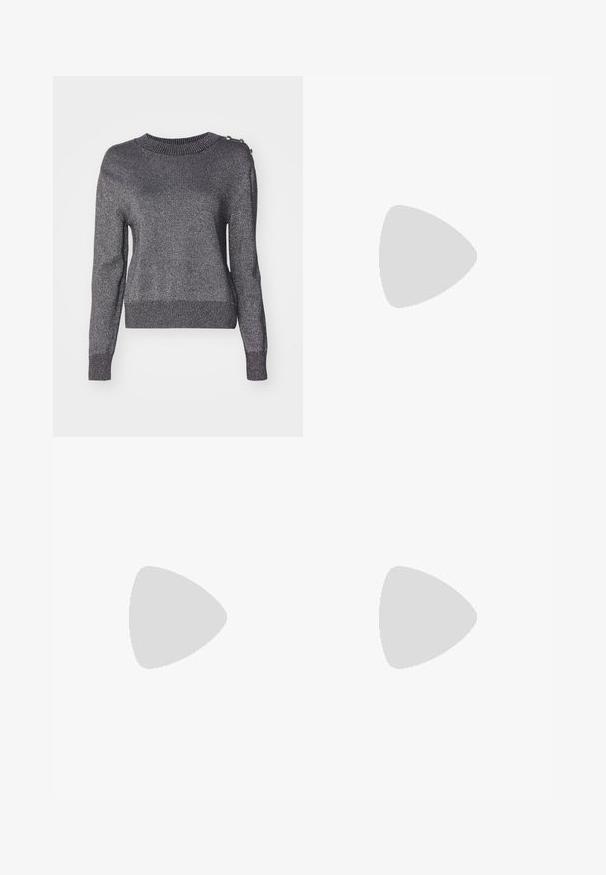 Pull gris métallique avec des manches longues, un col rond à côtes et des accents de boutons décoratifs sur une épaule. Texture lisse avec un léger éclat.; Jean large en délavé clair à taille haute, en denim. Comprend des coutures discrètes et cinq poches, avec une texture légèrement décolorée.; Sandales à talons en simili cuir serpent marron avec un design en tongs et un bout carré. Le talon mesure environ 5 cm de hauteur, avec une finition lisse.; Boucles d'oreilles en métal argenté avec des formes arrondies, finition polie et délicates gravures de la marque "BOSS" sur les sections inférieures.