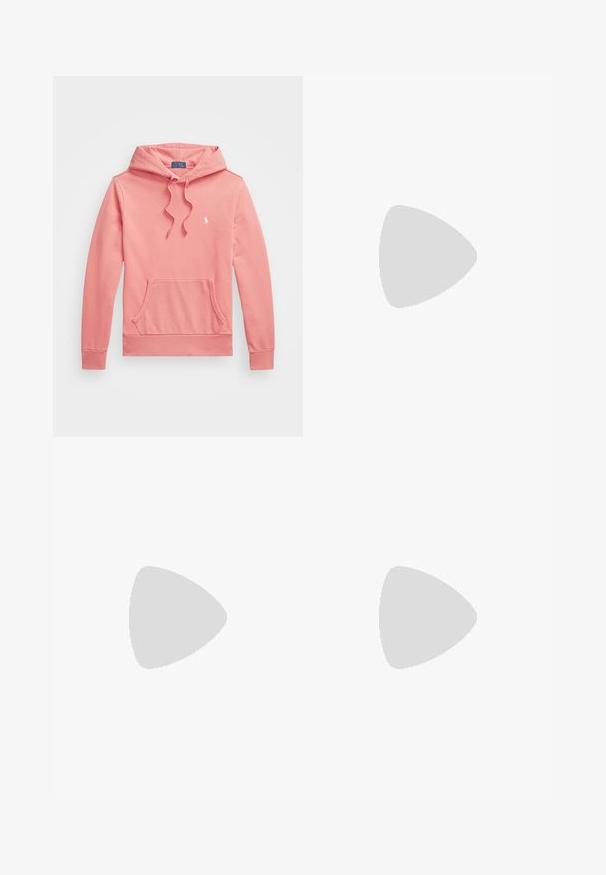 Rosa hettegenser med snor, frontlomme og ribbestrikkede mansjetter. Har en liten hvit logo på venstre bryst. Laget av mykt bomullsmateriale.; Lyseblå langermet skjorte med knappestolpe og knappet krage, med liten brodert logo på venstre bryst.; Lyseblå, avslappede bukser med elastisk linning, med sidelommer og en enkelt knappelukking foran.; Hvit lavt beskåret sneaker med svart hælflik og svart Polo Ralph Lauren-logo på siden, med hvite lisser og tykk gummisåle.