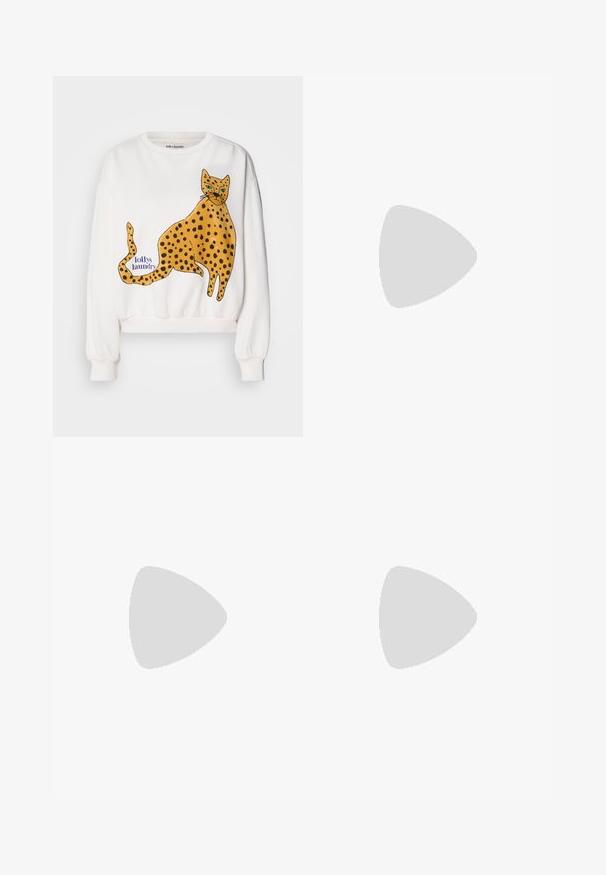 Valge dressipluus, millel on suur, illustreeritud kollane leopard mustade laikudega. Sinine tekstikujundus "lollys laundry". Ribitud mansetid ja ääred.; Mustad, sirged jalad, mis on valmistatud kootud kangast, millel on lame esiosa, kaks külgtaskut ja sile tekstuur. Ilma nähtavate mustrite või aktsentideta.; Must musta jalgadega must nahast lohvik, paksu tallaga ja rihmaga ülevalt, kujutatud külgvaates valgel taustal.; Kuldsete rõngaskõrvarõngaste tekstuuriga, ebakorrapärane kuju. Omab sujuvat lukustust ja poleeritud pinnatöötlust, rõhutades kaasaegset disaini.