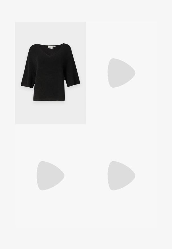 Sweater preto de manga curta com decote em V e textura canelada. Tecido suave com um brilho subtil, desenhado com um corte descontraído.; Saia preta plissada feita de tecido texturizado com uma faixa na cintura ajustada. Cai até ao joelho, apresentando uma silhueta suave e limpa.; Sabrinas de cerâmica preta com salto bloco, bico apontado e um design com recortes arredondados. Apresenta um detalhe em fivela de tom dourado.; Bolsa preta com superfície texturizada, alças superiores duplas e alça de ombro ajustável. Apresenta ferragens em tom dourado e bolsos laterais.