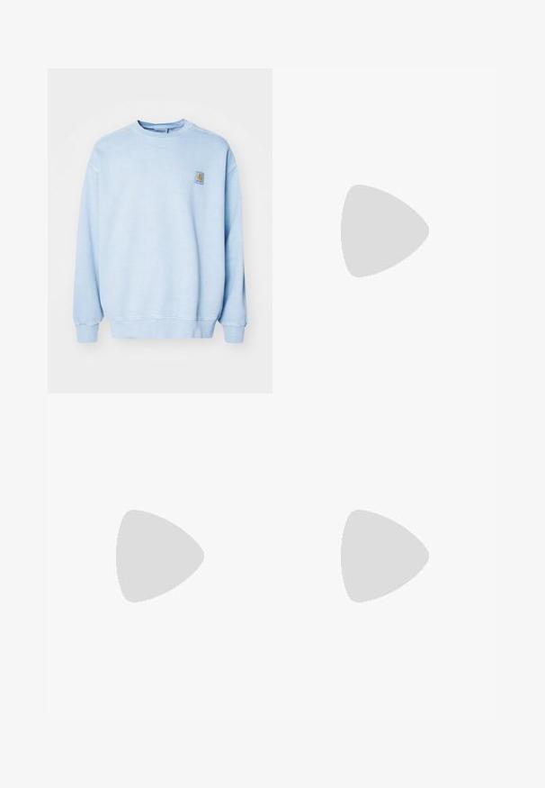 Carhartt WIP VISTA - Melegítőfelső - dusty ice garment dyed; Sötétkék, egyenes szárú farmernadrág, elülső zsebekkel és gombos záródással, sima fehér háttéren bemutatva.; Fekete-fehér tornacipők velúr és bőr felsőrésszel, három fehér csíkkal, perforált orral és gumi talppal.; Fekete anyagú, keresztpántos táska cipzáras záródással, fehér Adidas logóval és csíkos állítható pánttal a könnyű hordozás érdekében.