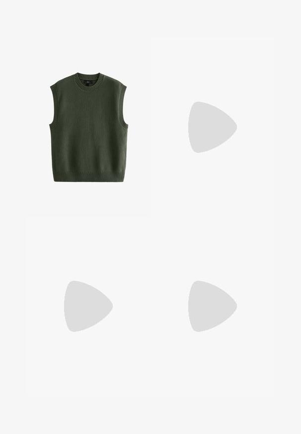 Next REGULAR FIT CREW NECK - Strickpullover - green; Weißes T-Shirt mit kurzen Ärmeln aus Baumwolle, mit Rundhalsausschnitt und glatter Textur, gerader Schnitt und ohne Muster.; Cargo-Hosen in olivgrün, aus strapazierfähigem Stoff. Verfügt über zwei Seitentaschen, eine normale Taille und ein gerades Bein.; Weiße Leder-Sneaker mit Perforationen, runder Zehenpartie, flacher Sohle und dicken Schnürsenkeln, mit sichtbar eingesticktem Swoosh-Logo und "AIR" an der Ferse.; Schwarze Umhängetasche mit einem Reißverschluss-Hauptfach, einer Fronttasche, einem verstellbaren Tragegurt und einem sichtbaren Logo-Patch auf dem Deckel.