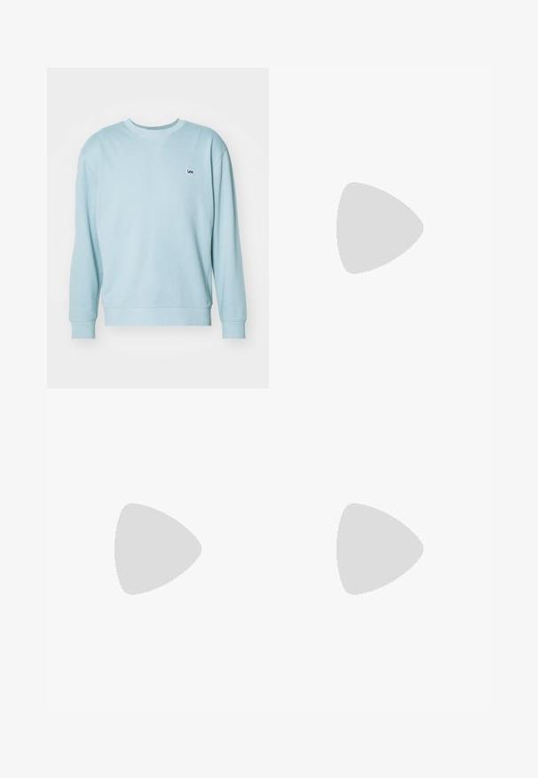 Jasnoniebieska bluza wykonana z miękkiego materiału, z klasycznym okrągłym dekoltem, ściągaczami przy rękawach oraz małym haftowanym logo na piersi.; Szerokie spodnie w prążki w ciemnoszarym kolorze z materiału, z przednimi kieszeniami i czarnym dekoracyjnym nadrukiem po lewej stronie.; Czarne skórzane buty na sznurówki z zaokrąglonym noskiem, teksturowaną gumową podeszwą i żółtym przeszyciem wokół podstawy. Płaski design i gładkie wykończenie.; Szara zamszowa saszetka biodrowa o zaokrąglonym kształcie, z dwoma zasuwanymi komorami i regulowanym paskiem. Wyróżnia się metalowymi akcentami.