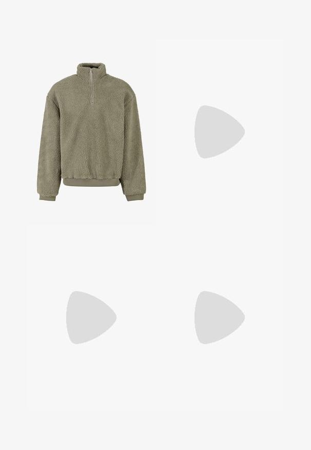 Fleece pulover u maslinastoj zeleni boji s polu zatvaračem. Teksturirana vanjština te rebrasti izrez rukava i donji rub. Opušteni kroj pruža udobnost.; Bijela pamučna majica s kratkim rukavima, zaobljenim izrezom, opuštenog kroja, bez vidljivih logotipa ili uzoraka. Glatka tekstura i minimalni dizajn.; Crne trenerke od mekog materijala, sa elastičnim pojasom i uzicom, rebrastim manžetama i malim logotipom na lijevom bedru.; Bijele kožne tenisice s perforacijama, okruglim vrhom, ravnim potplatom i debelim vezicama, s vidljivim swoosh logom i natpisom "AIR" na peti.