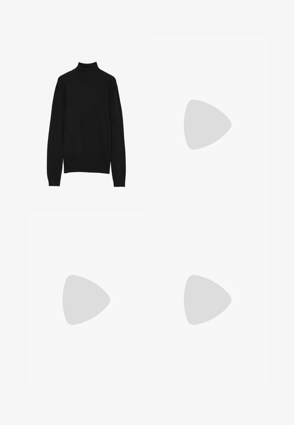 Maglione a collo alto nero realizzato in un morbido tessuto texturizzato. Presenta maniche lunghe e un colletto alto aderente, con un design pulito e minimalista.; Shorts in denim nero con vestibilità rilassata, design a cinque tasche, cuciture visibili e una texture liscia. Dettagli scuciti vicino all'orlo.; Stivali alla caviglia neri in pelle con lacci, dotati di una suola in gomma testurizzata e spessa, e dettaglio in cucitura gialla attorno alla piattaforma.; Set di cinque anelli: un anello sigillo d'argento con pietra nera, quattro bande metalliche con vari design, tra cui motivi intrecciati e striati.