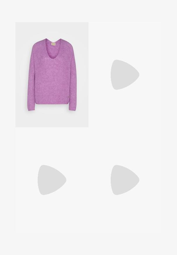 Mos Mosh THORA V-NECK - Pulóver - iris orchid; Barna, széles szárú nadrág könnyű anyagból. Jellemzője a sima elülső rész, övhurkok és az alakra szabott sziluett, boka hosszúságú kivitelben.; Fekete bőr magassarkú cipő hegyes orral és alacsony tömb sarkal. Bokapánttal rendelkezik, aranyszínű csattal. Simább textúra.; Ezüst karika fülbevalók, amelyeket több átlátszó kristály díszít, texturált felülettel és nyitott, kör alakú kialakítással.