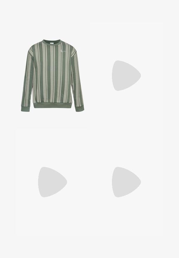 Felpa verde a righe con maniche lunghe, caratterizzata da righe bianche verticali e un collo a giro. Tessuto morbido con orlo e polsini a costine.; T-shirt bianca in cotone con scollatura tonda e maniche corte, con un logo ricamato nero centrato sul petto.; Jeans in denim azzurro chiaro con design a gamba dritta, dotati di tasche anteriori e posteriori e una tasca laterale cargo. Texture liscia, stile casual.; Sneaker alte grigie Nike Air Force 1 con tomaia in pelle, colletto imbottito e cinturino in Velcro. Il design iconico presenta una punta perforata.