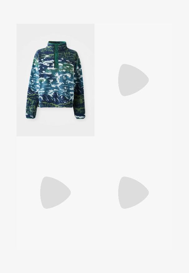 Zöld galléros polárpulóver, kék és zöld árnyalatú hegymintával. Cipzáras zseb és gombos kivágás található rajta.; Világoskék bordázott cropped top kerek nyakkivágással és ujjatlan kialakítással. Sima textúra és kis logó részlet az alján.; Sötétzöld és barna álcázó cargo nadrág, amely több zsebből áll és laza fazonú, könnyű, tartós szövetből készült.; Fehér lapos cipők fekete díszítéssel és talppal, világos lila bordázott zoknikkal, fehér keresztszalagokkal. Zöld háttér előtt.