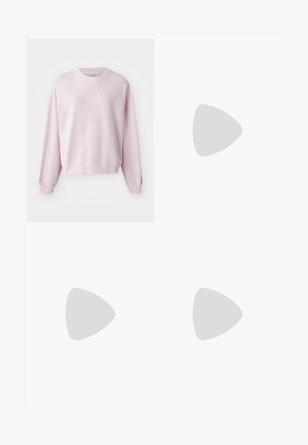 Felpa rosa chiaro con collo tondo, spalle abbassate e polsini a coste. Materiale in cotone morbido, con un sottile logo ricamato sul davanti.; Maglietta a righe blu navy e bianca a maniche lunghe con collo classico, taschino frontale e chiusura a bottone. Tessuto morbido con una texture liscia.; Pantaloni larghi azzurri con una cintura elastica. Realizzati in tessuto morbido, presentano una texture liscia senza motivi o dettagli visibili.; Scarpe sportive GORE-TEX di colore viola chiaro, con una tomaia in rete testurizzata, accenti neri e una suola scolpita. Presentano lacci elastici e un colletto imbottito.