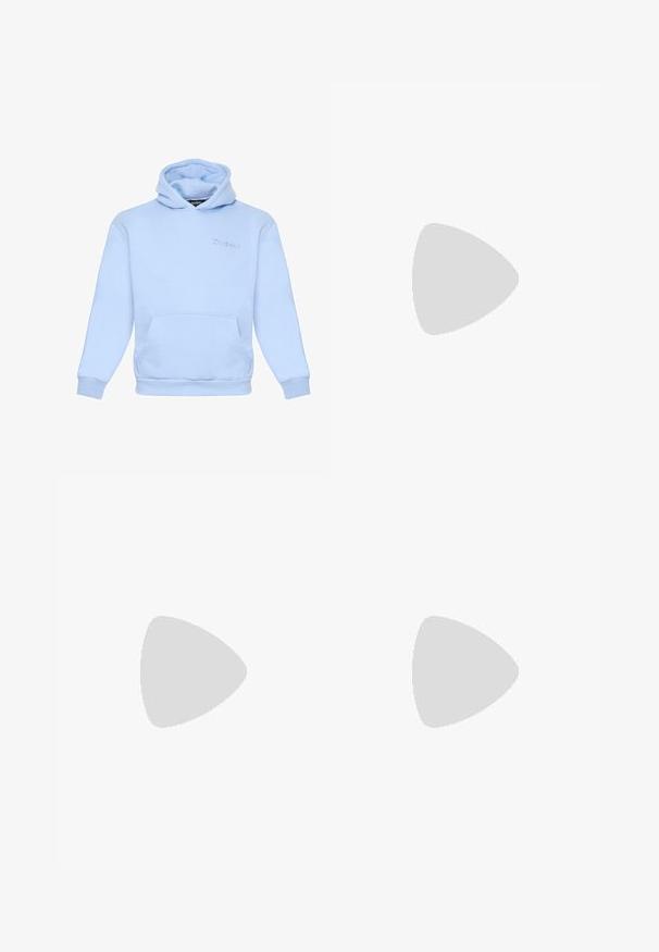 Jasnoniebieska bluza z kapturem wykonana z miękkiego materiału, z przednią kieszenią, elastycznymi mankietami oraz haftowanym logo na klatce piersiowej.; Czarny bawełniany t-shirt z krótkimi rękawami, z zielonym i czerwonym logo Adidas na piersi. Prosty, luźny krój.; Czarne szorty z elastycznym pasem, dwiema bocznymi kieszeniami i luźnym krojem. Wykonane z miękkiego materiału o gładkiej teksturze.; Czarno-białe sneakersy z zamszową i skórzaną cholewką, z trzema białymi paskami, perforowanym czubkiem i gumową podeszwą w kolorze gumy.