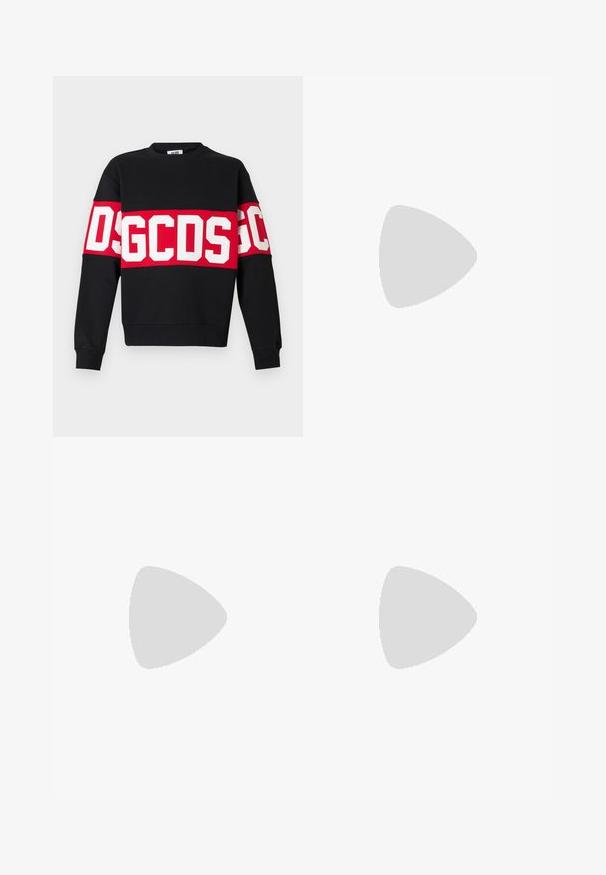 Fekete pulóver széles piros csíkkal, amelyen nagy fehér betűkkel a "DSGDCS" felirat látható a mellrészen. Klasszikus kerek nyakkivágással és bordázott mandzsettával.; Fekete pamut póló rövid ujjakkal. Jellemzője a fehér GCDS logó és a "MILANO ITALY 1988" felirat ívben. Szabványos fazon és kerek nyak.; Fekete melegítőnadrág kontrasztos piros csíkokkal és logóval az oldalon. Rugalmas derékpánttal és kötőfűzővel, valamint szűkülő bokarészekkel rendelkezik.; Fekete bőr mokaszin kerek orral, fehér díszítéssel és arany hardverrel a felsőrészen. Texturált folttal és rétegezett sarokkal rendelkezik.