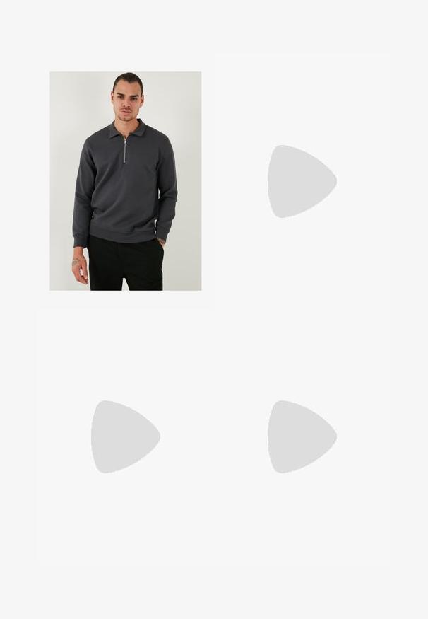 Donkergrijze kwart-rits pullover van een gladde katoenmix. Beschikt over een kraag en geribbelde manchetten, met een relaxte pasvorm en een minimalistisch ontwerp.; Zwarte wijde broek met geplooide voorkant, zijzakken en een gladde stoftextuur. Ontworpen voor een ontspannen pasvorm.; Bordeaux leren instapper met een ronde neus, gestikte details en een kleine decoratieve accent op de schacht. Platte, contrasterende zool.; Bruine leren schoudertas met een omklapbare klep, verstelbare schouderriem, metalen hardware en een gladde afwerking. Inclusief een sluiting aan de voorkant met een lus.; Vierkante kwarts polshorloge met een witte wijzerplaat, blauwe wijzers, Romeinse cijfers, een datumaanduiding en een zwarte leren band met een gestructureerde afwerking.