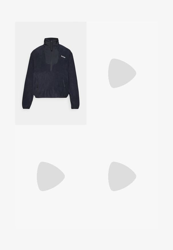 Fleece-pullover i navy med høj krave, halvdækkende lynlås foran, to lynlåslommer på siden og en glat tekstur. Columbia-logo på brystet.; Sort bomulds T-shirt med rund hals og korte ærmer. Har et hvidt "Patagonia" logo på venstre bryst.; Bredde bukser i lys beige stof med elastisk talje, glat tekstur og uden synlige hardware eller mønstre.; Sorte løbesko med et åndbart mesh-overdel, gummisåler, hvid dæmpningsmellemsål og reflekterende snørebånd. Vibram-logo på sålen.