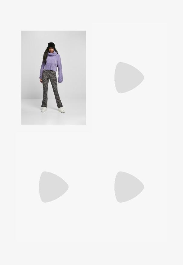 Lila cropped pulóver, turtleneckkel, fekete és szürke zebra mintás, harangszárú nadrággal párosítva, valamint fehér sportcipővel. Fekete vödörkalap.; Tengeri kék sportnadrág elasztikus derékkal, egyenes lábakkal és oldalsó cipzárokkal. Fehér díszítő csíkkal a oldalakon. Simára szőtt anyag.; Fekete lakk bőrből készült Mary Jane cipő, hegyes orral, állítható pánttal és tömbsarkú kialakítással, fényes felülettel és minimalista dizájnnal.; Fekete téglalap alakú napszemüveg zöld lencsékkel, matt felülettel, diszkrét fém részletekkel és dombornyomott logóval a halántékon.