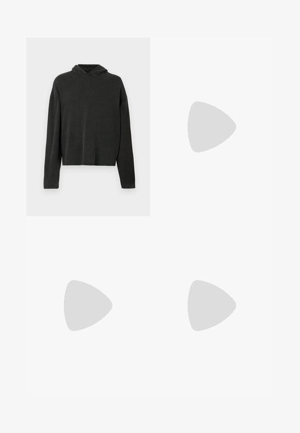 Sweatshirt à capuche gris foncé avec des manches longues, une coupe légèrement raccourcie et une finition en tissu doux et texturé. Design simple sans motifs.; Shorts cargo en denim bleu à taille haute, avec plusieurs poches cargo sur les côtés et un design classique à cinq poches. Texture délavée.; Sneaker noir bas avec des rayures blanches, lacets noirs, semelle texturée noire et accent de talon blanc, marqué "JACK & JONES" sur le côté.; Banane en tissu noir avec une forme arrondie, poche zippée à l'avant et texture lisse. Pas de motifs ou d'accents visibles. Design léger.
