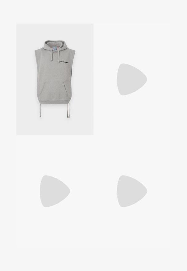 Ærmeløs grå hoodie lavet af bomuldsblandet stof. Har en frontlomme, justerbare snøretræk og sort trykt tekst nær halsudskæringen.; Filippa K TERRY CROPPED TROUSERS - Bukser - sage melange; Hvide lædersneakers med en glat overflade, rund tå, flade snørebånd og en tekstureret sål. Har et diskret logo på hælen.; Sorte runde solbriller med mørke linser og slanke metalarme. Inkluderer klare tempeltips og sølvdetaljer ved hængslet. Minimalistisk design.