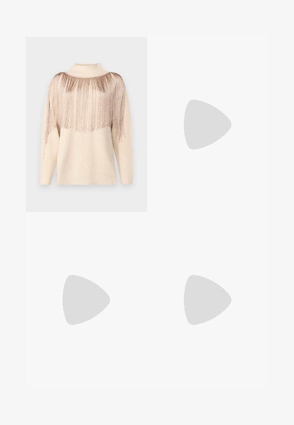 Beige svetr s vysokým límcem a dlouhými rukávy, s třásněmi z kovových vláken přes ramena, vyrobený z texturovaného pleteného materiálu.; Černé vysoké rozšířené džíny z denimu, se zapínáním na knoflík, poutky na opasek a bočními kapsami. Hladká textura s minimálním vyblednutím.; Černé kožené mokasíny s okrouhlou špičkou, silnou strukturovanou podrážkou a minimálními detaily šití. Elegantní design bez viditelných tkaniček nebo kovových prvků.; Modrá kožená kabelka s hladkým povrchem, zakřiveným tvarem a jedním ramenním popruhem. Obsahuje drobný logo detail a akcent s zipem.