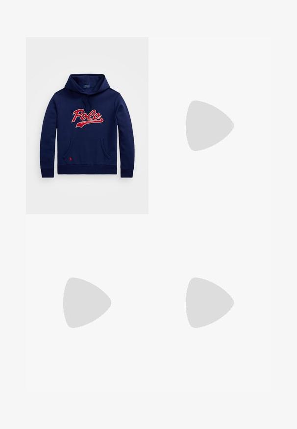 Sudadera con capucha de color azul marino con un gran logo rojo de "Polo", bolsillo frontal y pequeño emblema de caballo rojo. Fabricada con tejido suave.; Camisa de manga larga beige hecha de mezcla de algodón. Cuenta con un collar abotonado, siete botones en la parte frontal y un pequeño logotipo bordado en el lado izquierdo del pecho.; Chinos de algodón color beige con frente plano, presillas para cinturón y bolsillos laterales. Diseño de pierna recta con una textura suave y una sensación ligera y transpirable.; Zapatillas de cuero blancas, diseño de corte bajo, con una textura suave, puntera redonda, cordones en la parte delantera y un pequeño logo bordado en el lateral.