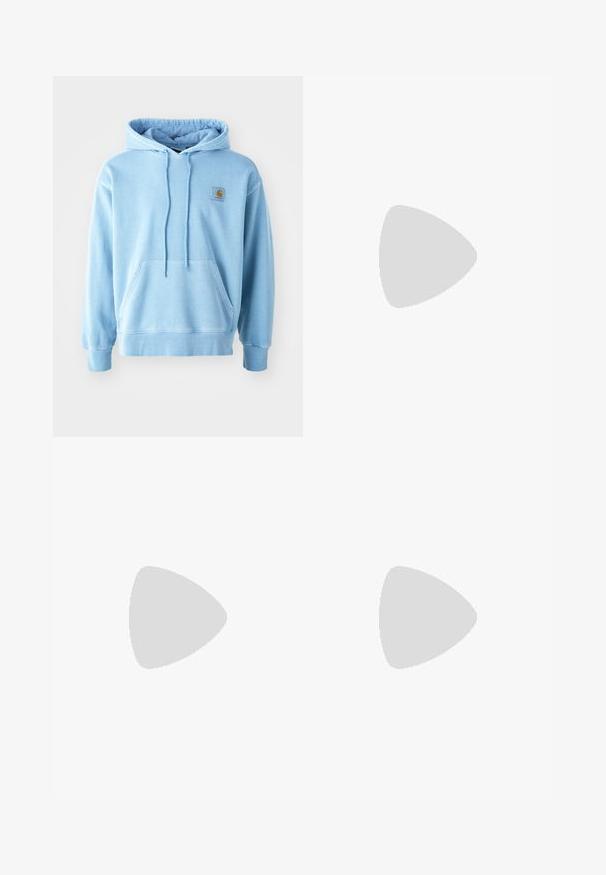 Hoodie bleu clair en tissu doux, avec une poche frontale, des cordons de serrage et un patch logo carré sur la poitrine gauche.; Jean en denim bleu clair avec une coupe droite, présentant une taille mi-haute, cinq poches, et une fermeture à bouton et à fermeture éclair.; Mocassin en cuir noir avec un accent à frange, doté d'une semelle épaisse noire et d'une couture jaune le long du bord. Fini texturé.; Collier en métal argenté à trois couches présentant des chaînes flexibles et élégantes avec un léger éclat, sécurisé par un fermoir en forme de homard et une chaîne ajustable.
