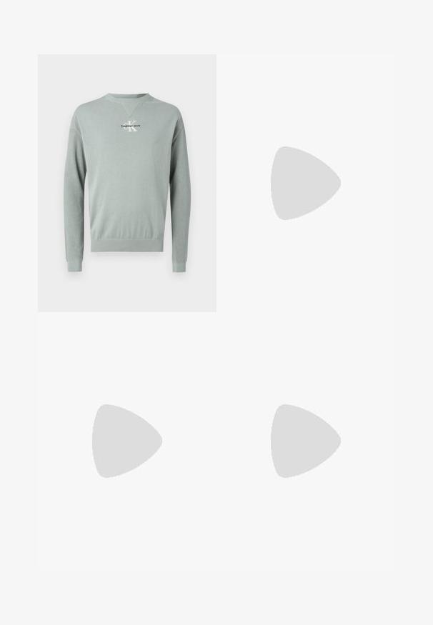 Felpa verde chiaro con texture a coste e dettagli sulle maniche. Presenta un collo a V e il logo frontale "Calvin Klein Jeans" in nero.; Pantaloni della tuta azzurro chiaro realizzati in tessuto morbido, con un design affusolato, vita elasticizzata e orli a costole. Piccolo logo sul lato.; Sneaker Lacoste grigie scure in materiale mesh e sintetico, con suola testurizzata e dettagli marroni sul colletto e sul branding.; Marsupio in stampa tie-dye blu scuro con una parte superiore con zip, materiale testurizzato e un logo ben visibile sul davanti.