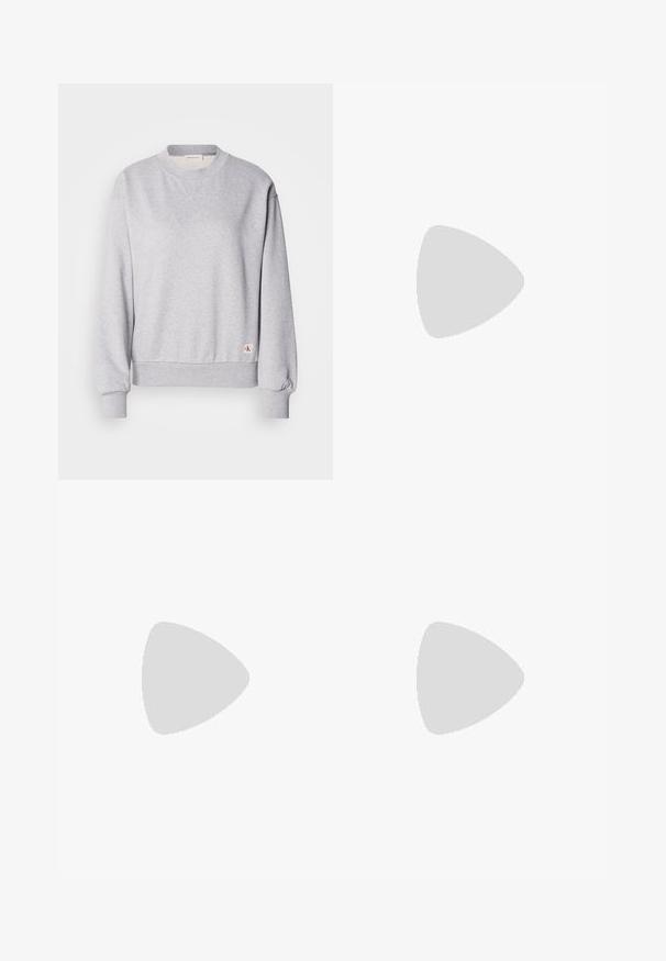 Felpa in cotone grigia con collo a giro, polsini e vita a coste. Presenta un piccolo etichetta logo sul lato inferiore. Texture liscia.; Jeans a gamba larga di un blu chiaro, realizzati in denim, con vita alta, lavaggio sbiadito e un sottile motivo tie-dye sulla parte anteriore.; Sneaker bassa bianca con tassello nero sul tallone, suola a piattaforma, lacci e logo "CK" di Calvin Klein sul lato.; Clutch bag in pelle nera con forma rettangolare, texture liscia, chiusura a patta piatta e un piccolo manico laterale. Presenta un logo sottile.