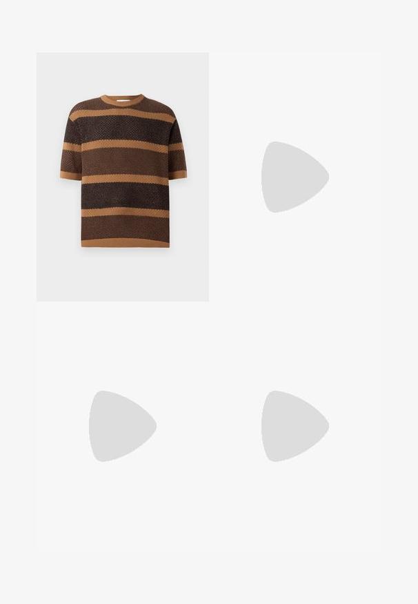 Pulover tricotat cu mâneci scurte, gât rotund și dungi orizontale alternante maro și bej, realizat dintr-un material texturat.; Pantaloni maro cu un design drept, dotati cu închidere cu nasture și plii, fabricați dintr-un material neted. Fără buzunare vizibile sau modele.; Pantofi sport din suede bej cu accente din piele neagră, șireturi albe și talpă din cauciuc brun. Trei dungi negre pe fiecare parte.; Ochelari de soare din metal aurit cu lentile verzi, având o formă unghiulară și brațe subțiri. Designul include un cadru subțire și o marcaj discret pe lentilă.