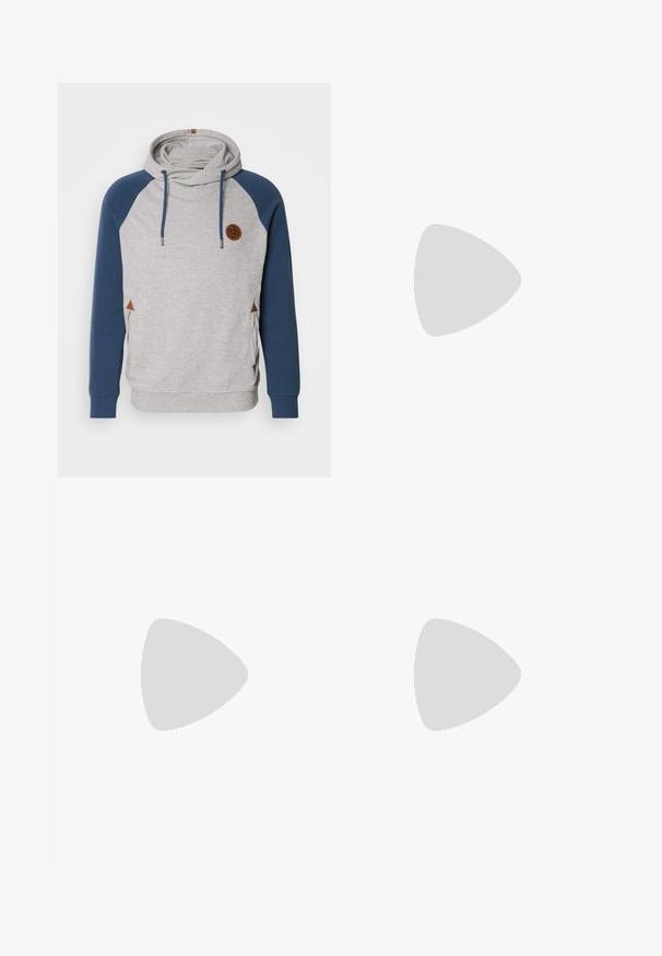 Grauer Sweatshirt mit blauen Raglanärmeln, Kapuze und Kordelzügen. Verfügt über ein braunes Emblem und braune Akzentdreiecke an den Seiten.; Hoch taillierte, locker sitzende Jeans aus verwaschenem schwarzem Denim. Verfügt über fünf Taschen, Gürtelschlaufen und ein sauberes, gerades Bein-Design.; Graue und weiße Sneaker mit einem Obermaterial aus Wildleder und Leder, abgerundeter Spitze, flachen Schnürsenkeln und einer Gummisohle mit einem Kautschukakzent.; Runde Sonnenbrillen mit einem dünnen schwarzen Metallrahmen, dunklen Gläsern und verstellbaren Nasenpolstern. Die Bügel verfügen über ein dezentes Markenzeichen.
