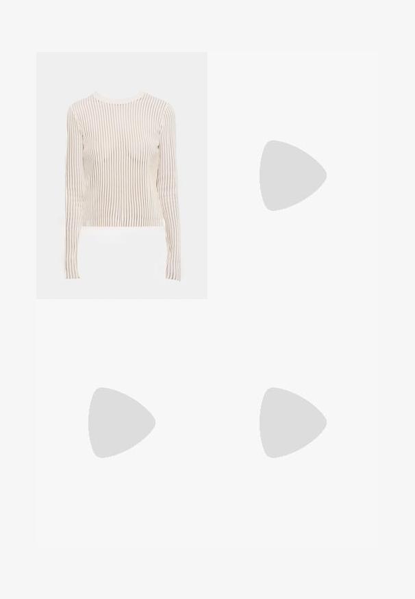 Haut à manches longues en tissu transparent à rayures dans des tons crème et beige ; design ajusté avec un col rond et une texture côtelée.; Pantalons à jambes larges gris foncé, avec une texture lisse, des plis et une ceinture avec une boucle en métal argenté à la taille haute.; Mule en cuir verni noir à talon haut avec un bout pointu et une silhouette épurée, doté d'un dos ouvert et d'un talon aigu slender.; Sac à main en cuir noir au design courbé, avec des clous en argent, une boucle et deux poches latérales. Bandoulière réglable pour différentes options de transport.