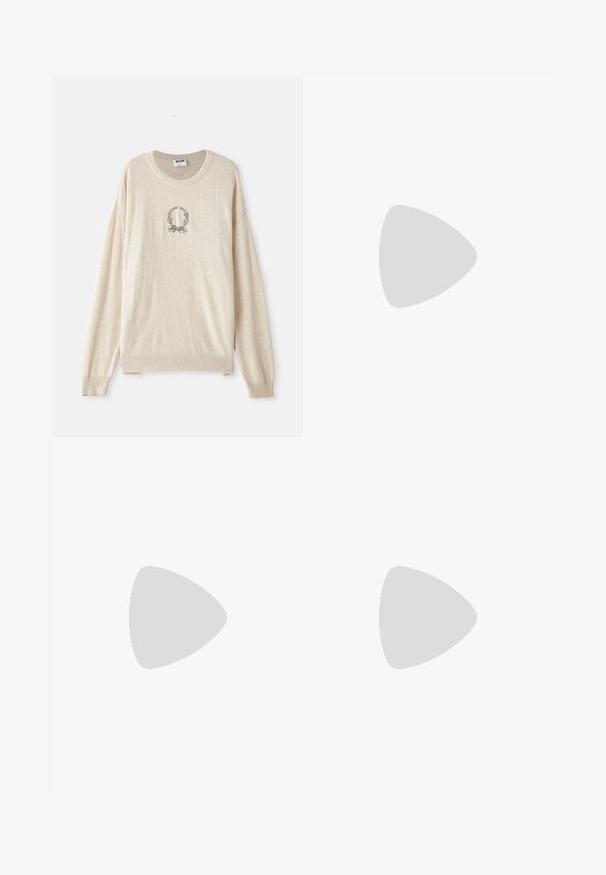 Bež pleteni pulover z rebrastim robom in manšetami, ki v središču vsebuje vezeno okroglo lovorovo zasnovo. Oblika s krojnim vratom.; Lahki, smetano obarvane hlače z elastičnim pasom, naravnim krojem nogavic in subtilno teksturo. Brez vidnih žepov.; Črne pletene zavezane čevlje s gladkim usnjenim poudarkom na zgornjem delu, okroglo zasnovo nosu in nizkoprofilsko gumijasto podplat.; Črna tekstilna torba z dvema ročajema in snemljivim naramnim trakom. Ima izbočeno logo in usnjeno oznako. Gladka tekstura, pravokotna oblika.