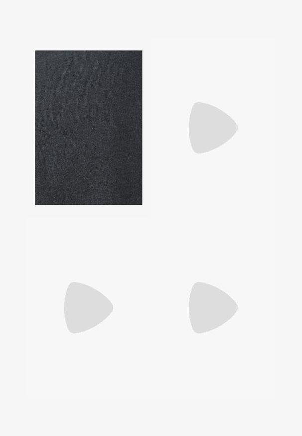 Fekete pamut szövet sima textúrával, egységes kötött mintázattal, látható díszítések vagy fém részletek nélkül.; Fekete egyenes szárú farmernadrág gombos és cipzáras záródással, övhurkokkal, valamint elülső és hátsó zsebekkel.; Fekete sportcipő hálós felsőrésszel, ezüst részletekkel és párnázott talppal. Fűzős kialakítással és mintázott talppal a jobb tapadás érdekében.; Fekete szövet táska texturált, steppelt mintával. Kerek formájú, rövid, vastag fogantyúkkal és puha, rugalmas szerkezettel.