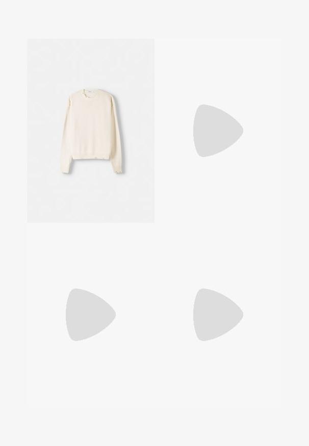 Crème-kleurige trui met lange mouwen, ribbelboord aan de mouwen en onderaan, lichte gebreide textuur, met kleine versleten details op de schouders.; Witte, wijde broek gemaakt van textiel met structuur. Bevat een elastische tailleband en twee zijzakken. Casual, losse pasvorm.; Witte leren sneakers met een gladde afwerking, voorzien van een ronde neus, vlechtontwerp en subtiele logo-detail aan de zijkant, gecombineerd met beige broek.; Gouden metalen aviator zonnebril met grote donker groene lenzen, voorzien van een dunne rand en transparante neuspads voor comfort.